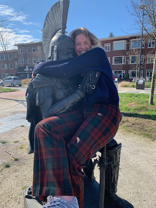 Elja die op het beeld zit