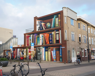 boeken kast gemaakt met graffiti