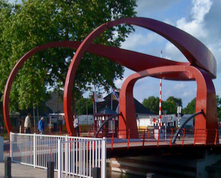 brug met rode bogen