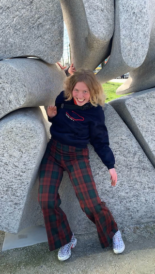 Elja die door het beeld heenkruipt