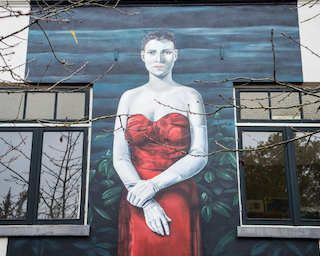 vrouw met rood gewaad