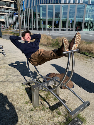 Luuk die lekker in het zonnetje ligt