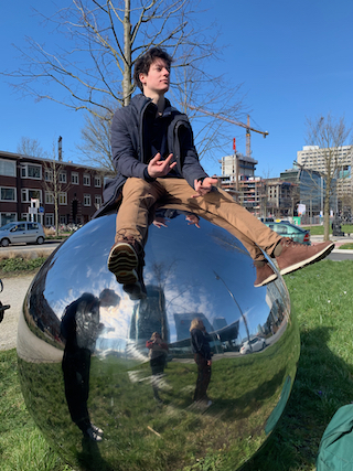 Luuk die op de bol zit