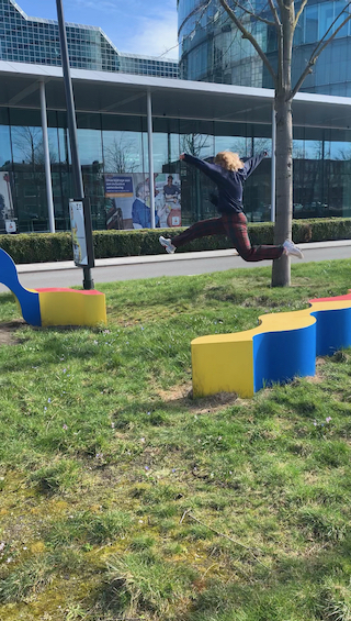 Elja die springt in de speeltuin