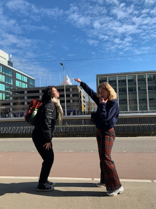 Elja en Irene die een optische illusie creëeren met de theepot